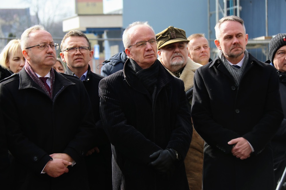 Poświęcenie płaskorzeźby i kamienia węgielnego pomnika Kresowych Żołnierzy Wyklętych – Braniewo, 9 marca 2024. Na zdj. zastępcy prezesa IPN: dr hab. Karol Polejowski, dr hab. Krzysztof Szwagrzyk oraz dyrektor Oddziału IPN w Gdańsku dr Marek Szymaniak. Fot. IPN Gdańsk