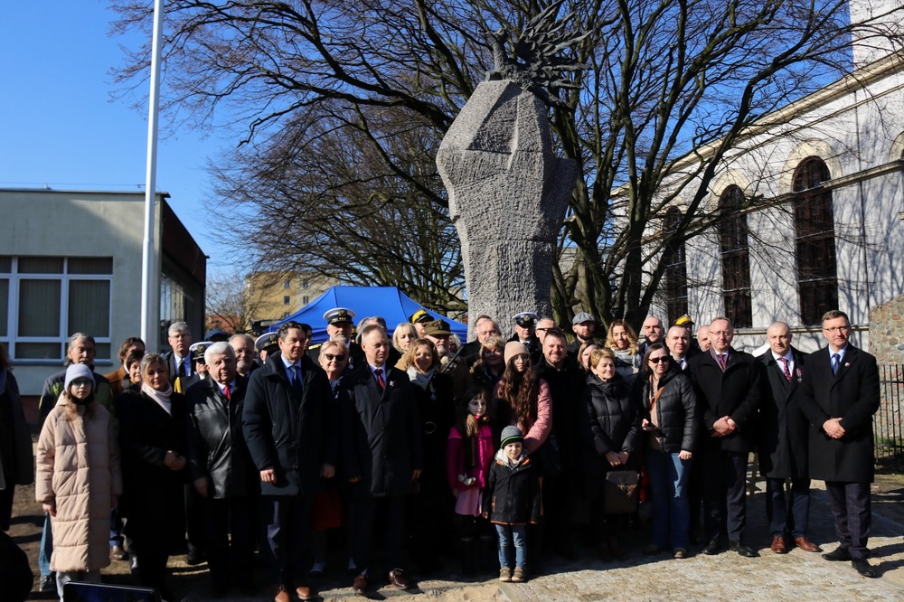 Poświęcenie płaskorzeźby i kamienia węgielnego pomnika Kresowych Żołnierzy Wyklętych – Braniewo, 9 marca 2024. Fot. IPN Gdańsk