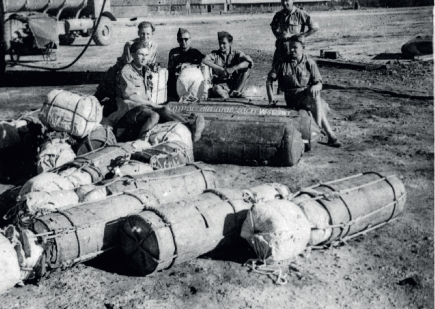 Zasobniki i paczki przygotowane do zrzutu dla walczącej Warszawy, 1944 r. Fot. ze zbiorów Muzeum Lotnictwa