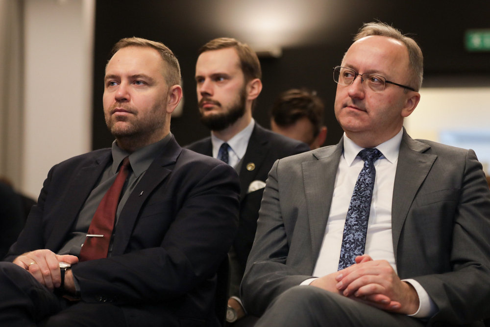 Ogólnopolska konferencja naukowa „Metamorfozy polskiego komunizmu. Wokół politycznych przesileń i przełomów w latach 1944/1945–1990” – Warszawa, 15 marca 2024. Na zdj. prezes IPN dr Karol Nawrocki (L), zastępca prezesa dr hab. Karol Polejowski (P). Fot. Mikołaj Bujak (IPN)