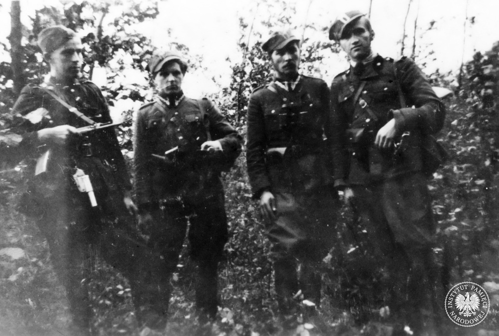 St. sierż. Mieczysław Dziemieszkiewicz ps. „Rój” wraz z członkami oddziału, 1948 r. Stoją od lewej: sierż. Ildefons Tadeusz Żbikowski ps. „Tygrys”, sierż. Stanisław Okuniecki ps. „Kruk”, st. sierż. Mieczysław Dziemieszkiewcz ps. „Rój”, plut. Józef Maruszewski ps. „Sęp” (fot. z zasobu AIPN)