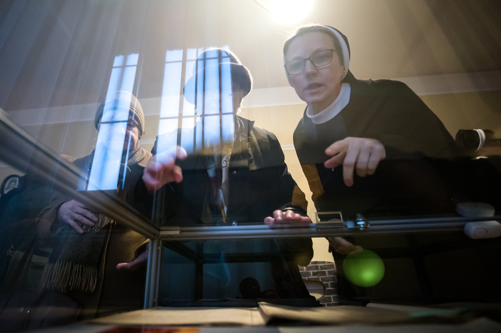 Uroczystość odsłonięcia tablicy poświęconej działalności sióstr nazaretanek – Warszawa, 16 marca 2024. Fot. Sławek Kasper (IPN)