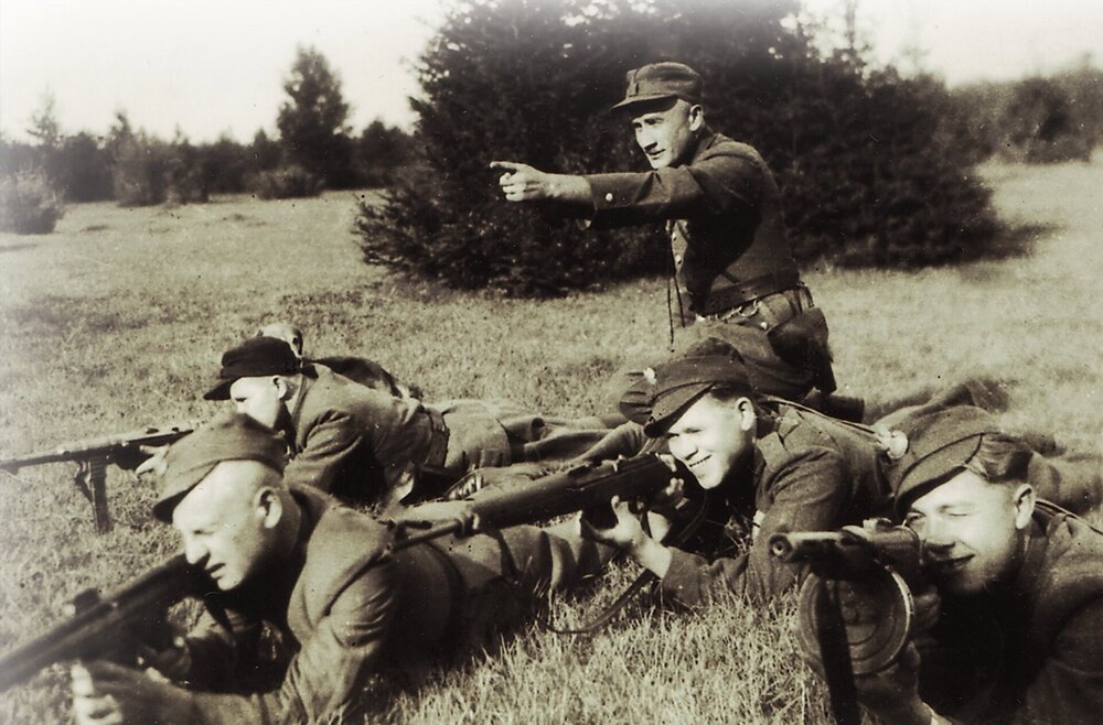 Oddział Anatola Radziwonika „Olecha” podczas ćwiczeń. Klęczy Anatol Radziwonik „Olech”. Leżą: Zygmunt Olechnowicz „Zygma”, Bronisław Makaro „Przybysz”, Bronisław N.N. „Potęga”, Wacław Szwarobowicz „Kiepura” (fot. zbiory K. Krajewskiego)