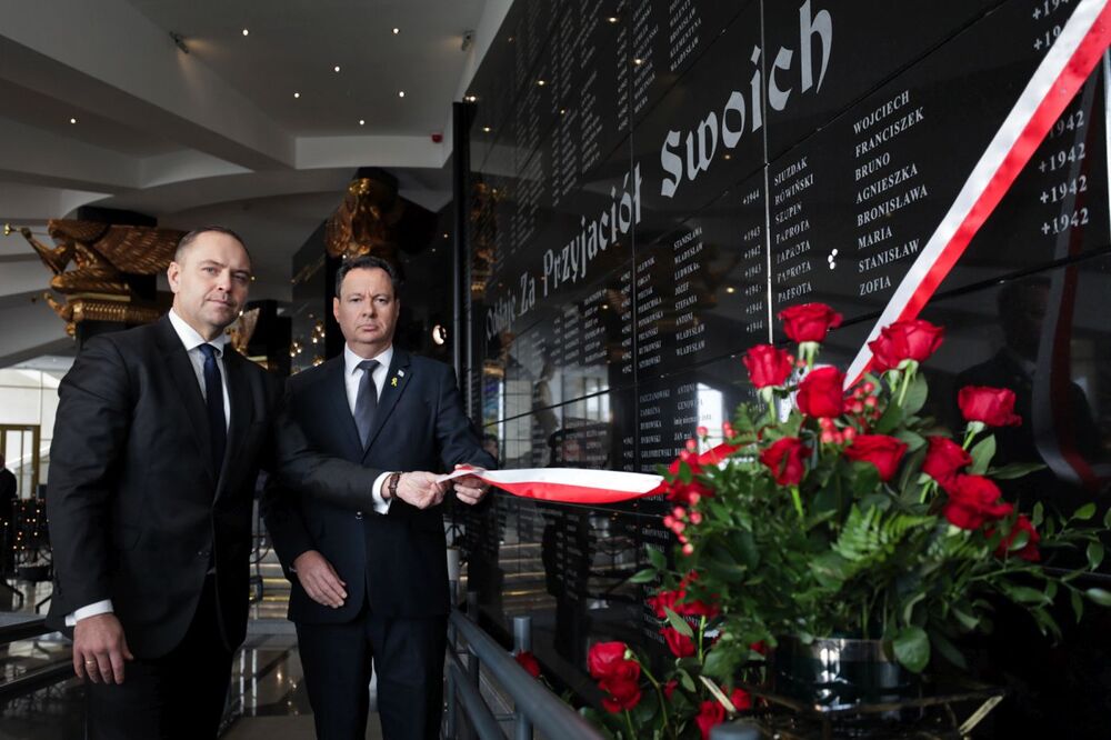 Uroczystości w Toruniu upamiętniające Polaków ratujących Żydów pod okupacją niemiecką. Tablicę z nazwiskami polskich Sprawiedliwych odsłonili ambasador Izraela dr Yacov Livne (P) i prezes IPN Karol Nawrocki (L) – 20 marca 2024. Fot. Mikołaj Bujak (IPN)