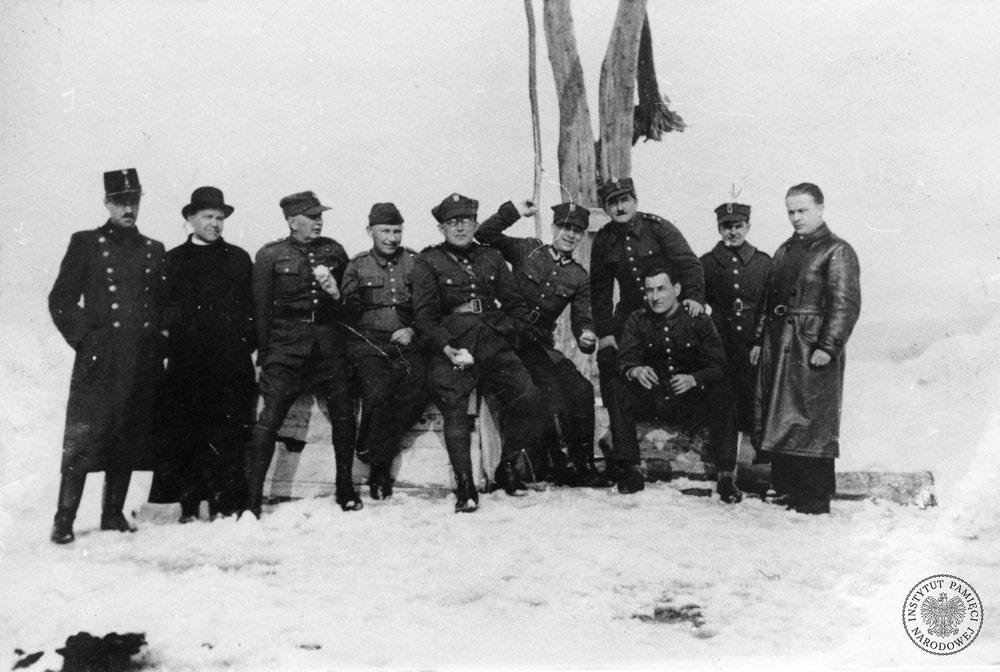 Grupa oficerów Wojska Polskiego internowanych po wojnie obronnej 1939 r. w obozie w Ujedörek-puszta (Węgry), luty 1940 r. Odbitka przekazana przez Wandę Cichoszewską z Nowego Sącza, w czasie wojny nauczycielkę w szkole dla uchodźców polskich w Kadarkut (Węgry). Fot. z zasobu AIPN
