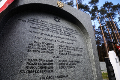 Pomnik na cmentarzu w Jagielle-Niechciałkach, upamiętniający Żydów, zamordowanych w Markowej przez Niemców – 24 marca 2024. Fot. Sławek Kasper (IPN)