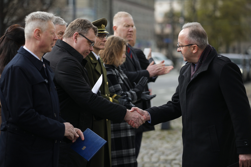 Pamiętamy o ofiarach sowieckiej deportacji – Warszawa, 25 marca 2024. Na zdj. przewodniczący parlamentu Lauri Hussar, zastępca prezesa IPN dr hab. Karol Polejowski oraz ambasador Republiki Estonii Miko Haljas. Fot. Mikołaj Bujak (IPN)