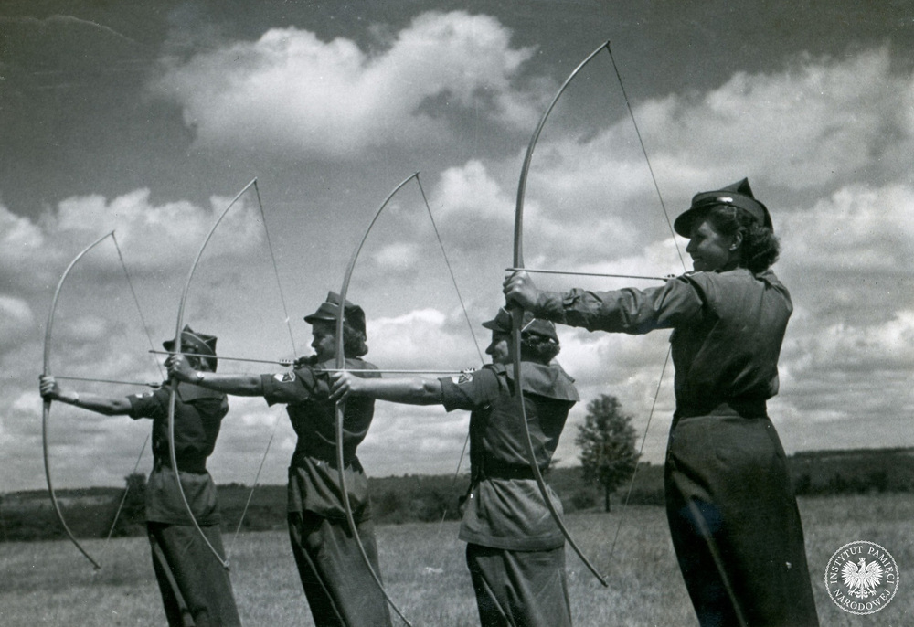 Harcerki Związku Narodowego Polskiego podczas obozowych zajęć łuczniczych, lata 30. XX wieku (fot. z zasobu IPN)