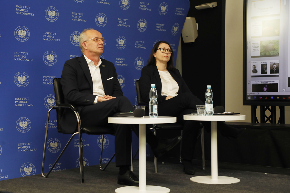 Spotkanie „»Zawsze powracamy po swoich«. Stan poszukiwań i identyfikacji pomordowanych Żołnierzy Wyklętych” z cyklu „Tajemnice bezpieki” – Warszawa, 26 marca 2024. Na zdj. zastępca prezesa IPN dr hab. Krzysztof Szwagrzyk oraz zastępca dyrektora Biura Poszukiwań i Identyfikacji IPN mec. Anna Szeląg. Fot. Piotr Życieński (IPN)