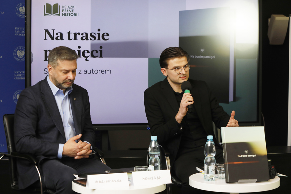 Spotkanie z cyklu „Książki pełne historii” – Warszawa, 27 marca 2024. Na zdj. Mikołaj Bujak oraz dr hab. Filip Musiał. Fot. Piotr Życieński (IPN)