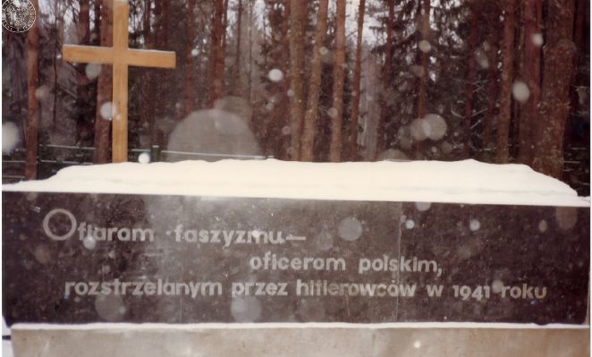 Jeden z kilku powojennych pomników z kłamliwymi napisami, postawionych przez władze sowieckie w Lesie Katyńskim – przedstawiony na fotografii pochodzi z końca lat siedemdziesiątych. Fot. AIPN