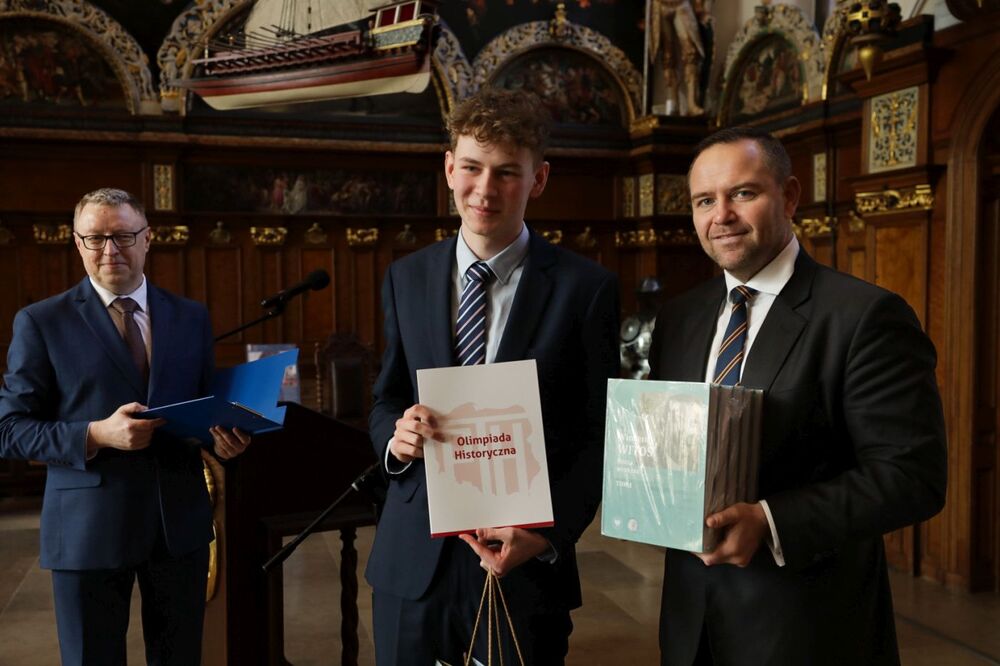 Dr Karol Nawrocki, prezes IPN, wręczył nagrodę Aleksandrowi Kwiatkowi z Olsztyna – Gdańsk, 14 kwietnia 2024. Fot. Mikołaj Bujak (IPN)