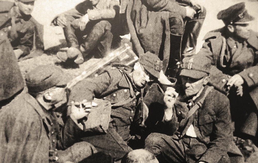 Polscy jeńcy, wrzesień 1939 r. Kadr z sowieckiej kroniki filmowej (fot. z książki: Ołeksandr Zinczenko, Katyń. Śladami polskich oficerów, Warszawa 2015)