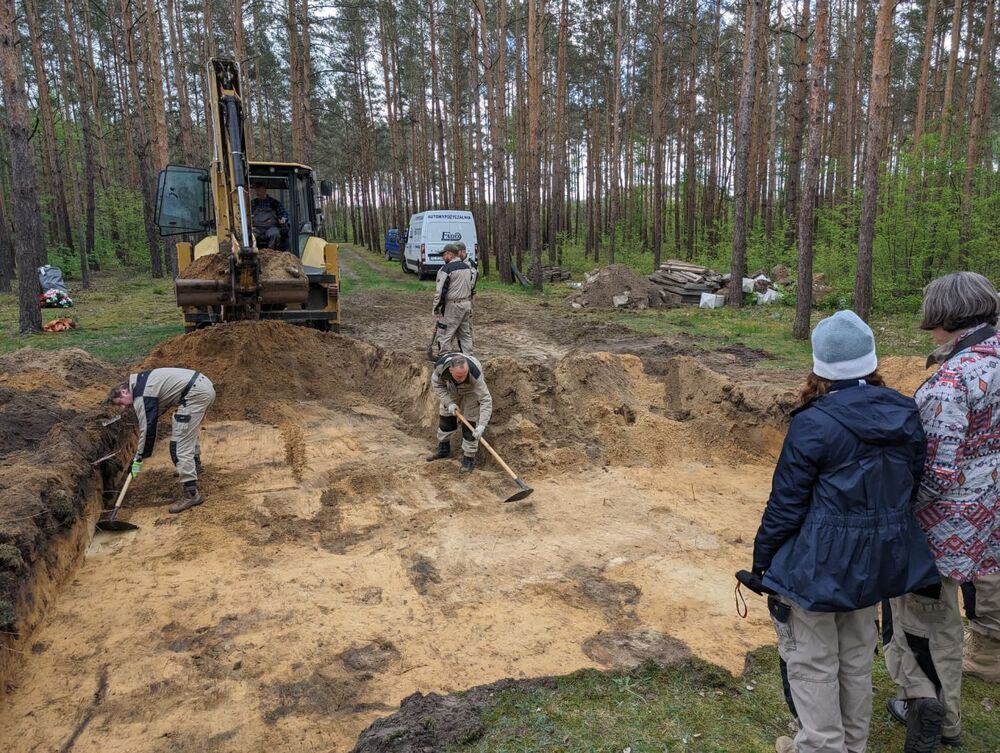 Ekshumacje szczątków ofiar masowych egzekucji przeprowadzonych przez funkcjonariuszy niemieckich w lutym 1940 roku w ,,Lasach Dąbrowickich”. Fot. IPN