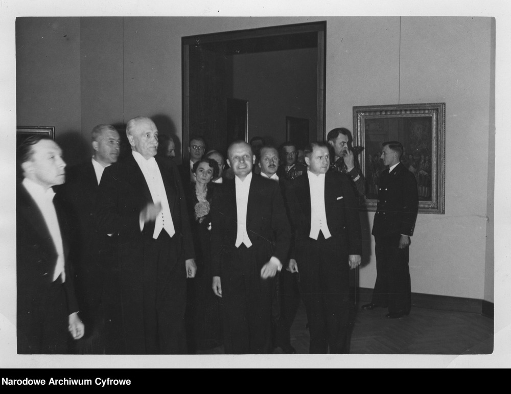 Uroczystość otwarcia nowego gmachu Muzeum Narodowego w Warszawie, 18 czerwca 1938 r. W pierwszym rzędzie widoczni, od prawej: prezydent Warszawy Stefan Starzyński, dyrektor muzeum Stanisław Lorentz, prezydent RP Ignacy Mościcki (fot. ze zbiorów NAC)