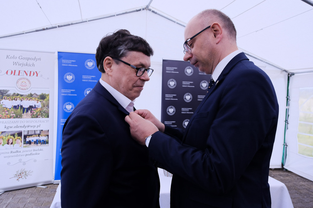 70. rocznica buntu przeciwko kolektywizacji w Olendach – 28 kwietnia 2024. Na zdj. zastępca prezesa IPN dr Mateusz Szpytma oraz Zbigniew Romaniuk. Fot. Paula Prudziłowicz (IPN)