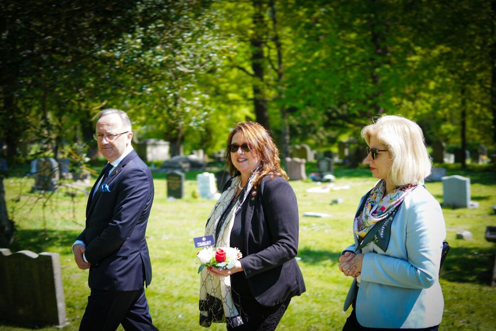Złożenie kwiatów na cmentarzu Kingston Cemetery w Portsmouth – 4 maja 2024. Fot. Mateusz Niegowski (IPN)