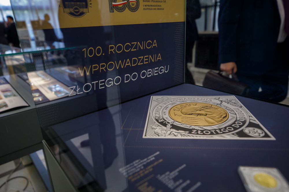 W Sejmie otwarto wystawę z okazji 100-lecia wprowadzenia złotego – Warszawa, 8 maja 2024. Fot. Sławek Kasper (IPN)