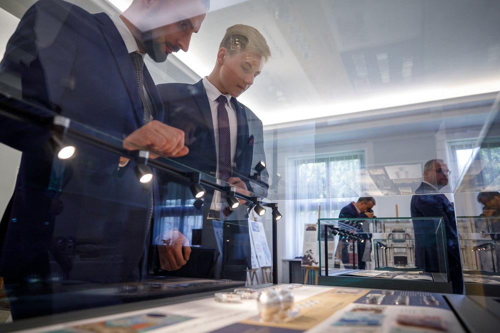 W Sejmie otwarto wystawę z okazji 100-lecia wprowadzenia złotego – Warszawa, 8 maja 2024. Fot. Sławek Kasper (IPN)