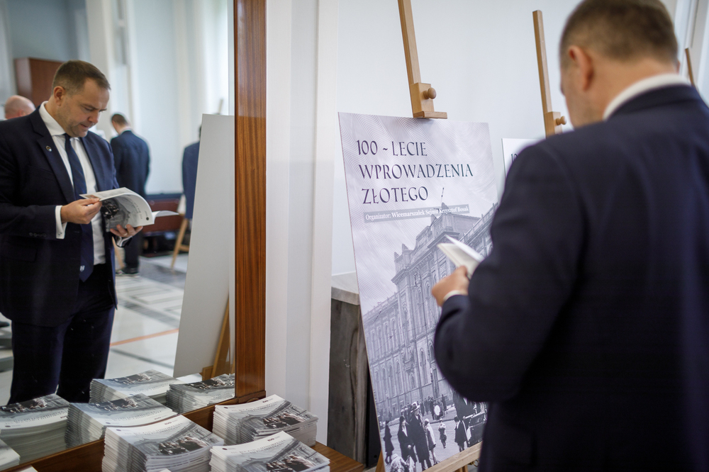 W Sejmie otwarto wystawę z okazji 100-lecia wprowadzenia złotego – Warszawa, 8 maja 2024. Na zdj. prezes IPN dr Karol Nawrocki. Fot. Sławek Kasper (IPN)