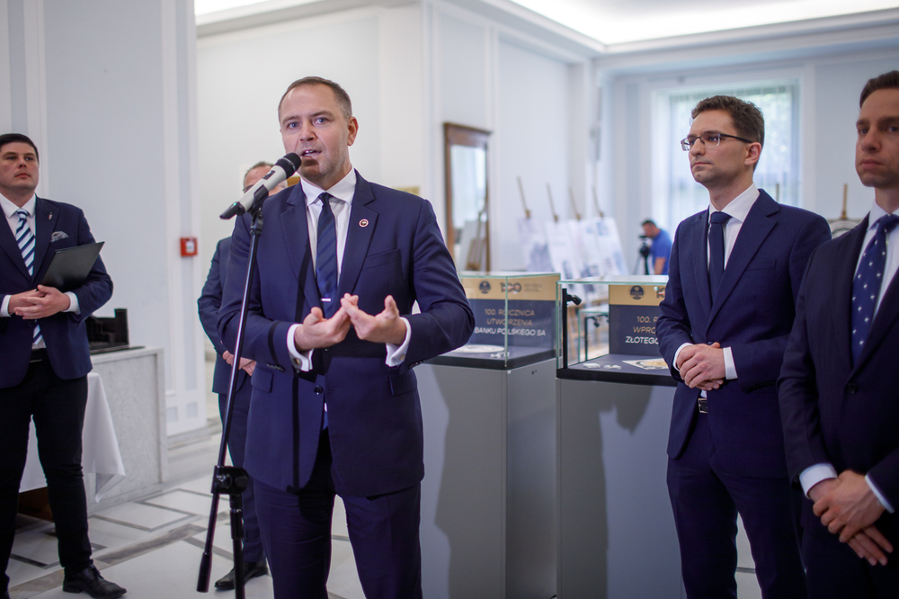 W Sejmie otwarto wystawę z okazji 100-lecia wprowadzenia złotego – Warszawa, 8 maja 2024. Na zdj. prezes IPN dr Karol Nawrocki. Fot. Sławek Kasper (IPN)