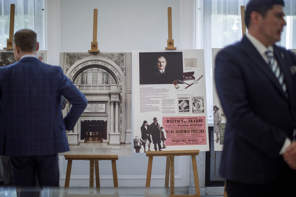 W Sejmie otwarto wystawę z okazji 100-lecia wprowadzenia złotego – Warszawa, 8 maja 2024. Fot. Sławek Kasper (IPN)