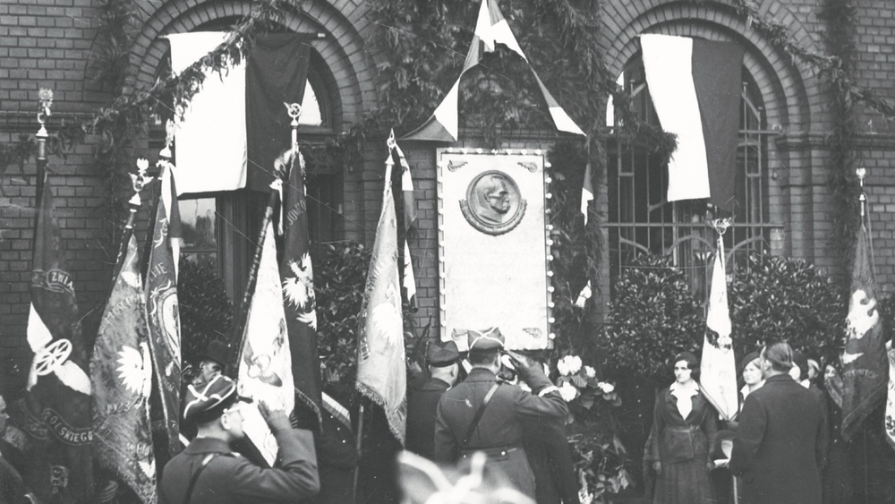 Odsłonięcie tablicy upamiętniającej Józefa Piłsudskiego na fasadzie dworca kolejowego w Poznaniu, 1934 r. (NAC)