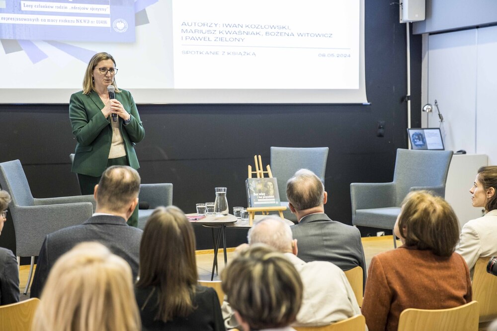 Promocja publikacji Archiwum IPN „Bez winy i bez przyszłości. Losy członków rodzin »zdrajców ojczyzny« represjonowanych na mocy rozkazu NKWD nr 00486” – Warszawa, 8 maja 2024. Na zdj. dyrektor AIPN Marzena Kruk. Fot. Katarzyna Adamów (IPN)