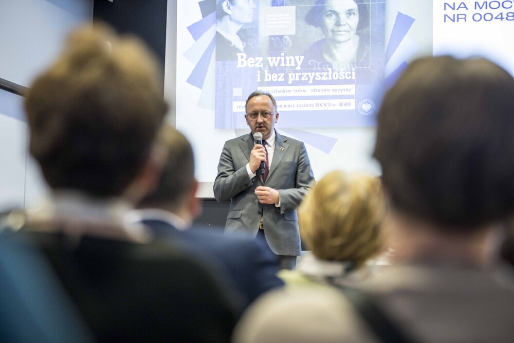Promocja publikacji Archiwum IPN „Bez winy i bez przyszłości. Losy członków rodzin »zdrajców ojczyzny« represjonowanych na mocy rozkazu NKWD nr 00486” – Warszawa, 8 maja 2024. Na zdj. zastępca prezesa IPN dr hab. Karol Polejowski. Fot. Katarzyna Adamów (IPN)