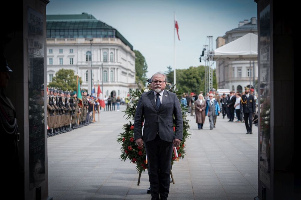 Uroczystości w 89. rocznicę śmierci Marszałka Józefa Piłsudskiego, 54. rocznicę śmierci gen. Władysława Andersa oraz 80. rocznicę Bitwy o Monte Cassino. Na zdj. Adam Siwek, dyrektor BUWiM IPN – Warszawa, plac Marszałka Józefa Piłsudskiego,11 maja 2024. Fot. Mateusz Niegowski (IPN)