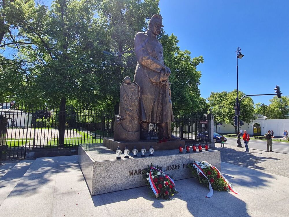 Kwiaty od Instytutu Pamięci Narodowej pod pomnikiem Marszałka Józefa Piłsudskiego przy Belwederze – Warszawa, 12 maja 2024. Fot. Krzysztof Wojciechowski (IPN)