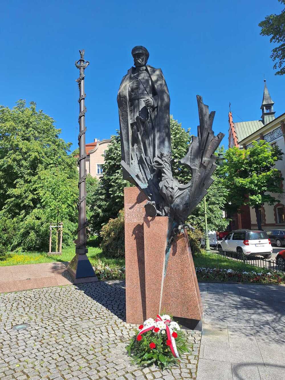 Dyrektor krakowskiego oddziału IPN dr hab. Filip Musiał złożył kwiaty pod pomnikiem Józefa Piłsudskiego w Krakowie – 12 maja 2024. Fot. IPN