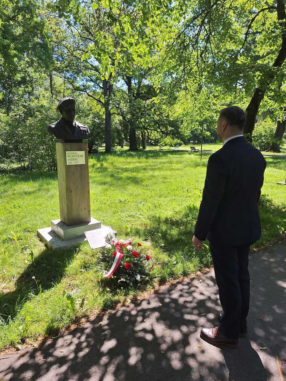 Dyrektor krakowskiego oddziału IPN dr hab. Filip Musiał złożył kwiaty w parku Jordana, pod popiersiem gen. Władysława Andersa – 12 maja 2024. Fot. IPN