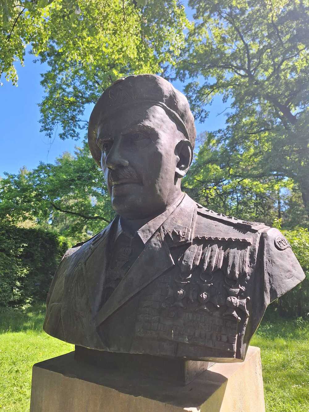 Dyrektor krakowskiego oddziału IPN dr hab. Filip Musiał złożył kwiaty w parku Jordana, pod popiersiem gen. Władysława Andersa – 12 maja 2024. Fot. IPN