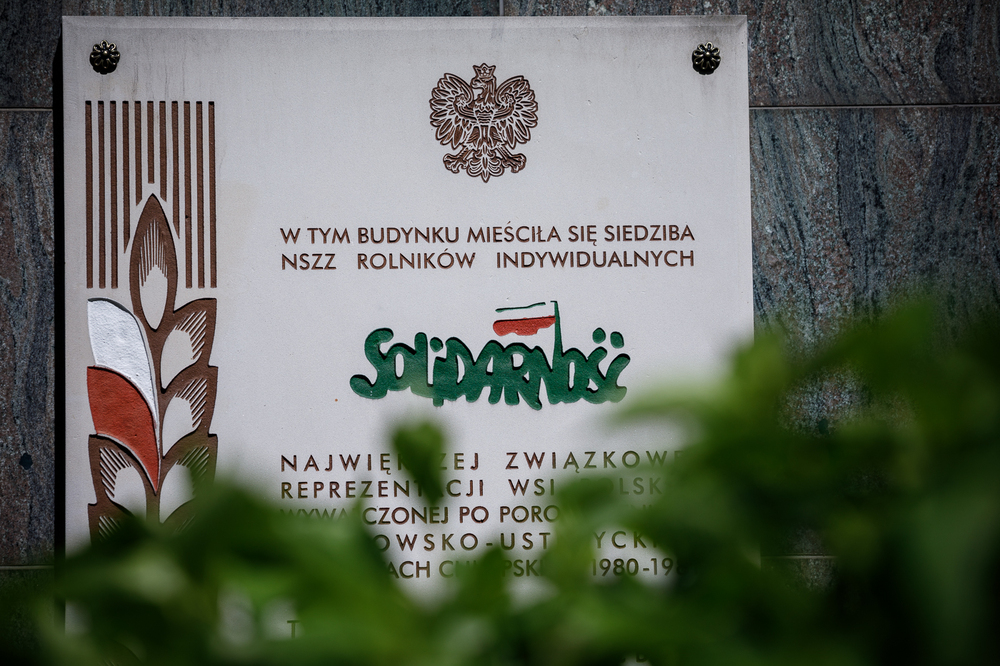 Tablica upamiętniająca Niezależny Samorządny Związek Zawodowy Rolników Indywidualnych „Solidarność” – Warszawa, 12 maja 2024. Fot. Sławek Kasper (IPN)