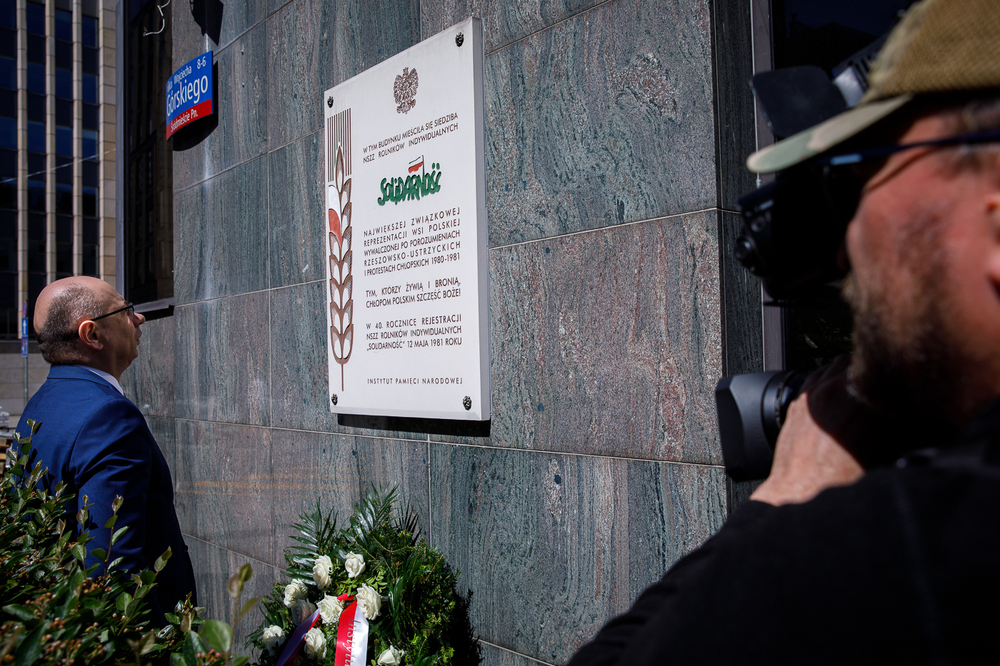 Dr Mateusz Szpytma, zastępca prezesa IPN, złożył kwiaty pod tablicą upamiętniająca Niezależny Samorządny Związek Zawodowy Rolników Indywidualnych „Solidarność” – Warszawa, 12 maja 2024. Fot. Sławek Kasper (IPN)