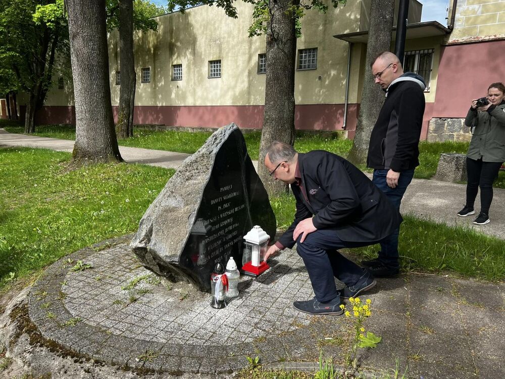 IV Motocyklowy Rajd Pamięci im. Zdzisława Badochy „Żelaznego”. Dr hab. Karol Polejowski oddał hołd Danucie Siedzikównie – Kartuzy, 11 maja 2024. Fot. Robert Kwiatek (Federacja Młodzieży Walczącej)