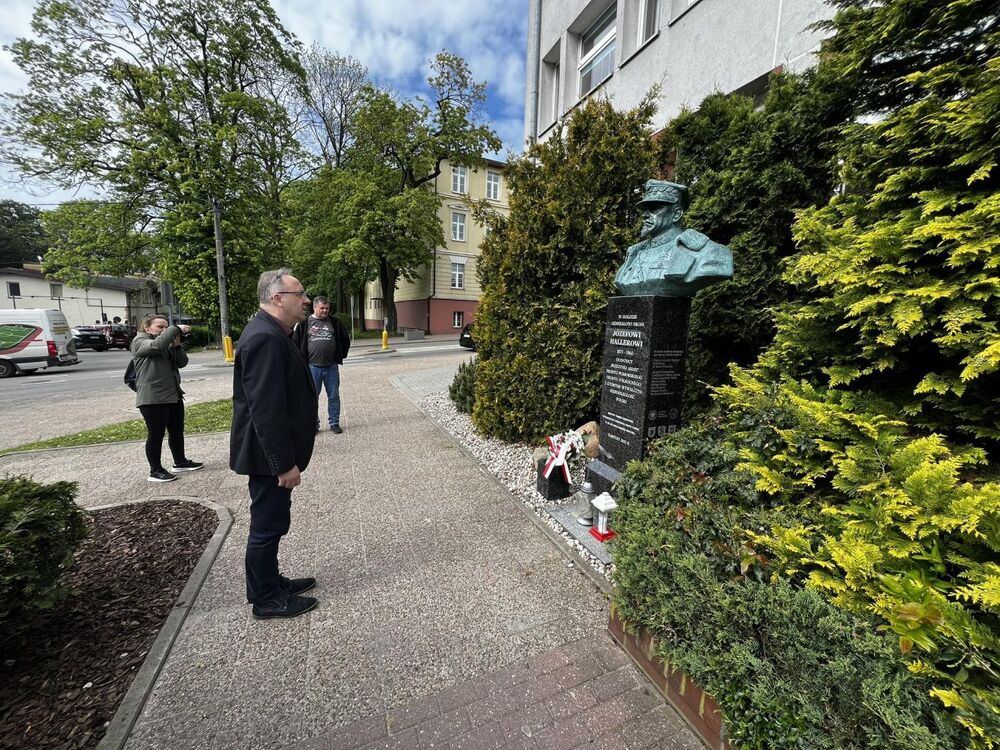 IV Motocyklowy Rajd Pamięci im. Zdzisława Badochy „Żelaznego”. Dr hab. Karol Polejowski oddał hołd gen. Józefowi Hallerowi – Kartuzy, 11 maja 2024. Fot. Robert Kwiatek (Federacja Młodzieży Walczącej)