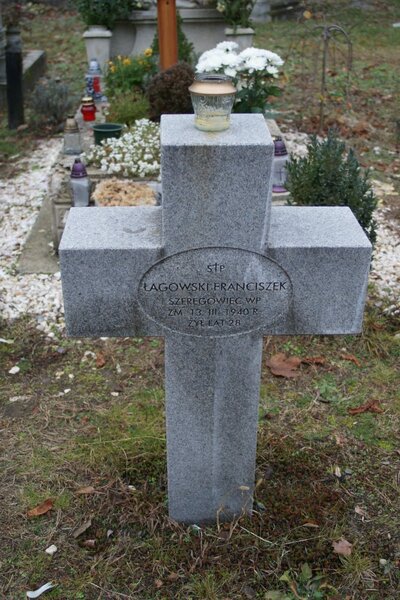 Jeden z krzyży nagrobnych na mogile polskiego żołnierza na cmentarzu Rákoskeresztúr w Budapeszcie (fot. Adam Siwek, BUW IPN)