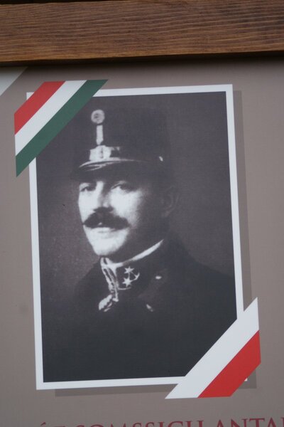 Fotografia ppłk. Somssicha w mundurze huzarskim (fot. Adam Siwek, BUW IPN)