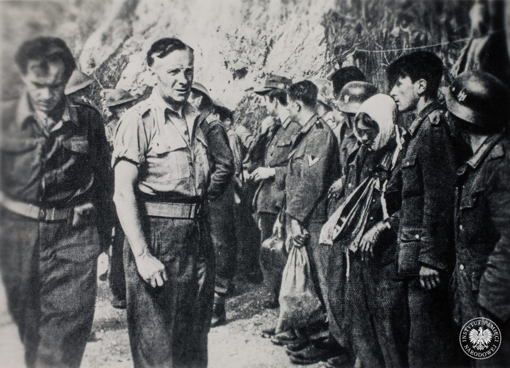 Jeńcy niemieccy pojmani przez żołnierzy polskich pod Monte Cassino. Podpis: „Nosił wilk razy kilka, ponieśli i wilka” – Ubermensch wpadł w ręce zwycięsko idącej Polskiej Armii w 1944 r. Fot. z zasobu AIPN