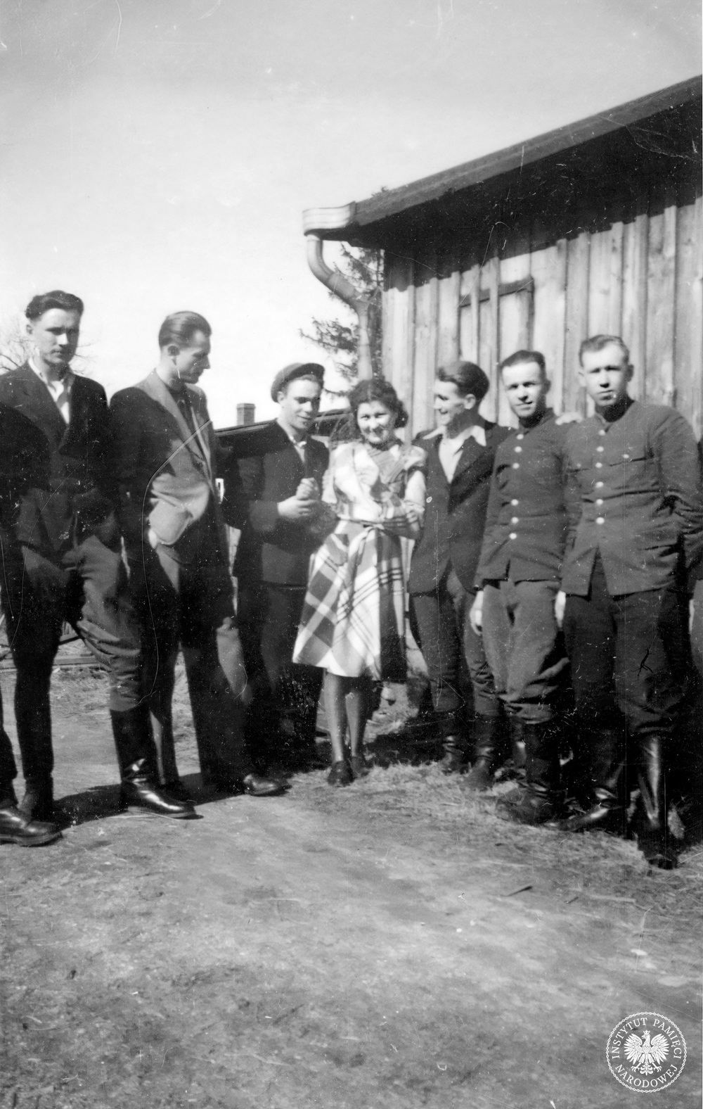 Partyzanci z Bojowego Oddziału Armii (BOA) i 5. Brygady Wileńskiej AK w 1946 r. Stoją od lewej: NN, Jerzy Lejkowski ps. Szpagat, Leon Smoleński ps. Zeus, Regina Żylińska ps. Regina, Zdzisław Badocha ps. Żelazny, Jan Sokołowski ps. Orlik, Edward Kokotko ps. Wrzos (fot. z zasobu IPN)