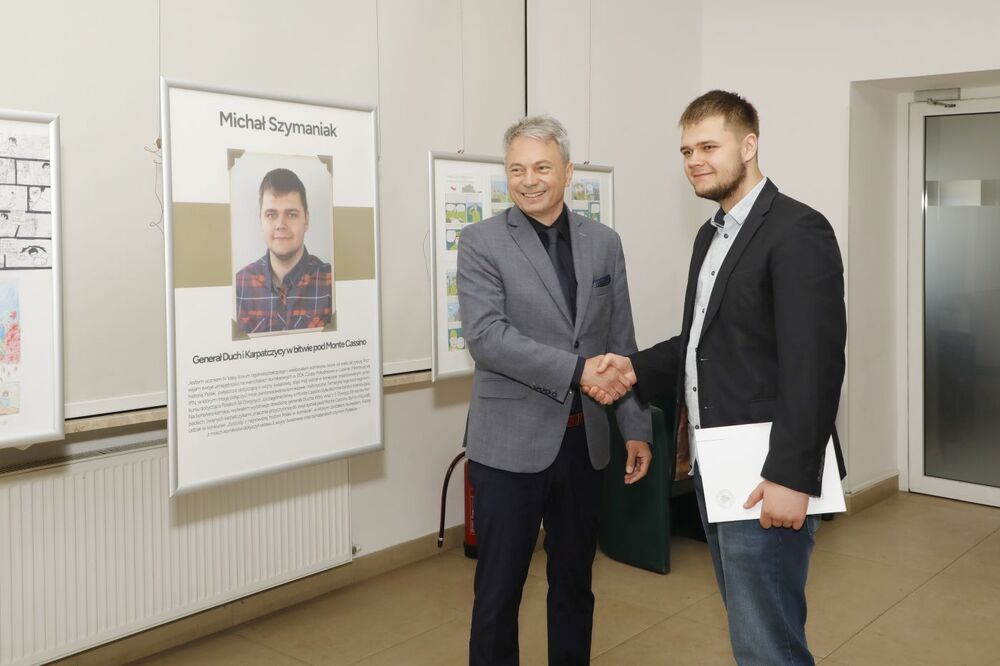 Gala wręczenia nagród w konkursie plastycznym „Epizody z najnowszej historii Polski w komiksie” (edycja w roku szkolnym 2023/24). Nagrodę wręczył dr Adam Pleskaczyński, dyrektor BEN (L) – Warszawa, 17 maja 2024. Fot. Piotr Życieński (IPN)