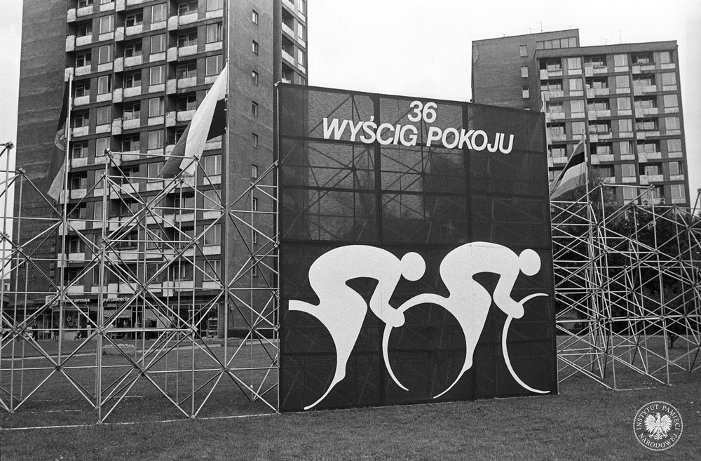 Reklama XXXVI Wyścigu Pokoju (1983) na pl. Teatralnym w Warszawie. W głębi bloki przy ul. Bielańskiej i Daniłowiczowskiej (fot. Jan Hausbrandt, z zasobu AIPN)