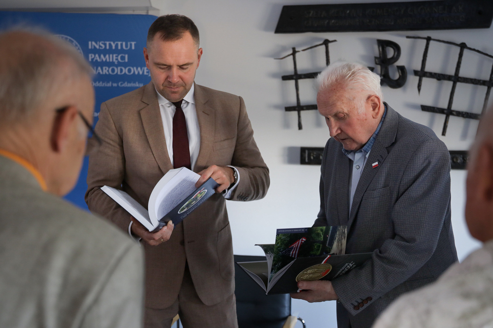 Prezes IPN dr Karol Nawrocki został wyróżniony przez Stowarzyszenie „Godność” – Gdańsk, 24 maja 2024. Fot. Mikołaj Bujak (IPN)