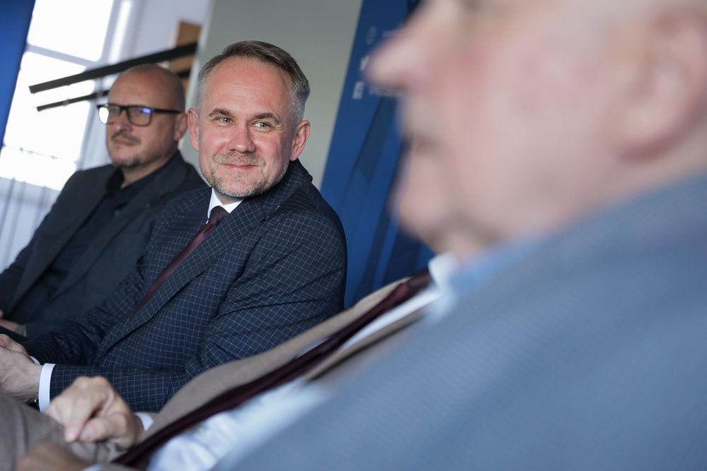 Prezes IPN dr Karol Nawrocki został wyróżniony przez Stowarzyszenie „Godność” – Gdańsk, 24 maja 2024. Na zdj. dyrektor Oddziału IPN w Gdańsku dr Marek Szymaniak. Fot. Mikołaj Bujak (IPN)