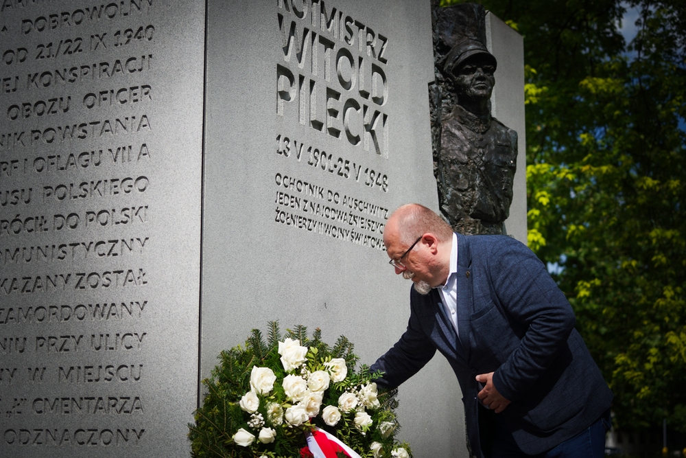 Znicze pamięci w 76. rocznicę śmierci rtm. Witolda Pileckiego – Warszawa, 25 maja 2024. Na zdj. dyrektor BUWiM IPN Adam Siwek. Fot. Mateusz Niegowski (IPN)