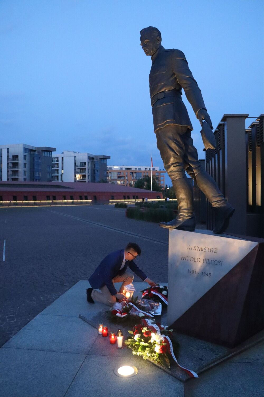 Znicze pamięci w 76. rocznicę śmierci rtm. Witolda Pileckiego – Gdańsk, pomnik rtm. W. Pileckiego obok Muzeum II Wojny Światowej, 25 maja 2024. Fot. Artur Chomicz (IPN Gdańsk)