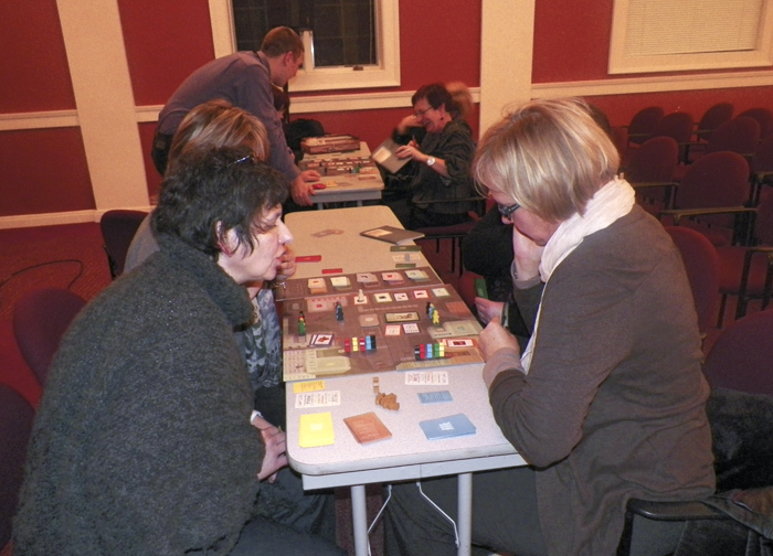Polish teachers from Chicago play IPN's educational board game “Kolejka” – “Queue”