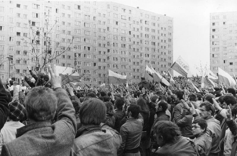 Manifest greeting of Lech Wałęsa, the "Solidarity" chairman in Gdańsk Zaspa after returning from internment. (photo IPN)